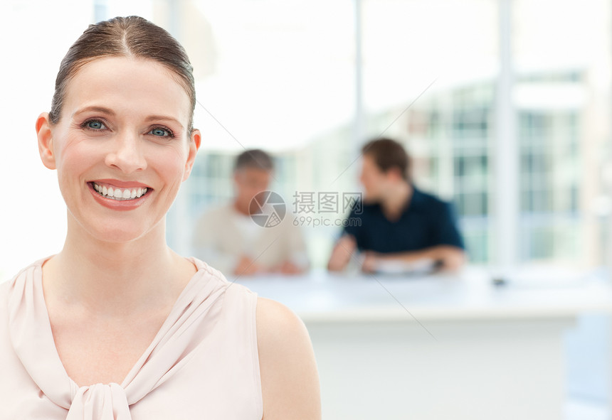 微笑的女商务人士看着摄像机看镜头导演讨论主席雇员商务桌子公司办公室工作头脑图片