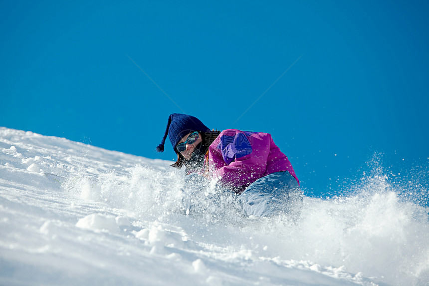 滑雪喜悦晴天自由高山越野快乐女孩天空旅行活动图片