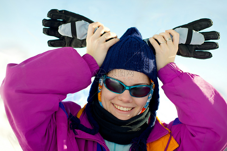 滑雪者眼镜假期欢呼滑雪山脉围巾女孩旅行女性享受图片