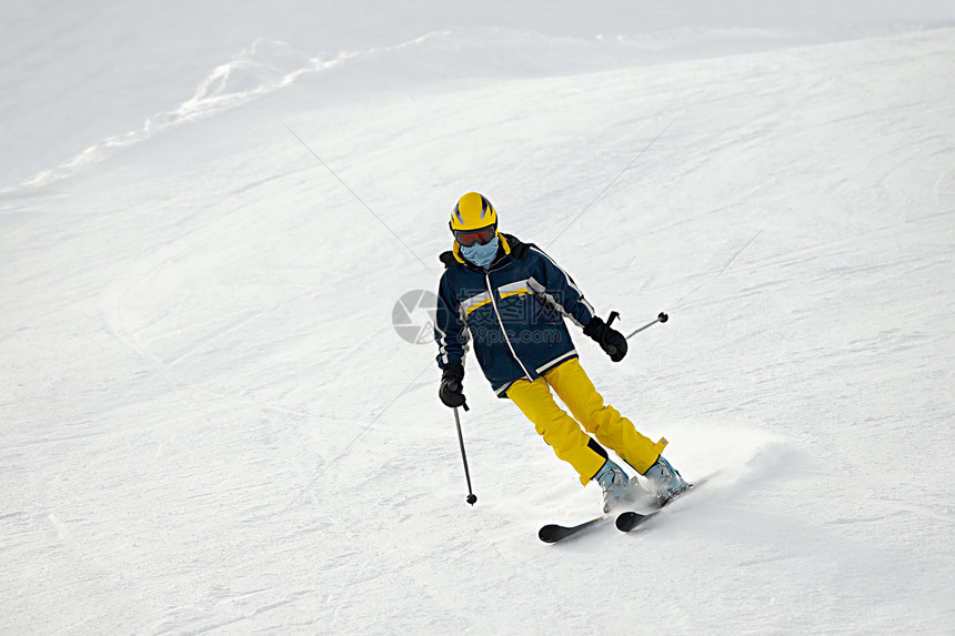 滑雪者头盔运动乐趣滑雪追求娱乐活动高山旅行爬坡图片