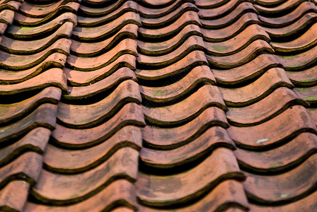 屋顶瓷砖土地建筑陶瓷瓦片红色海浪屋顶盖材料背景图片