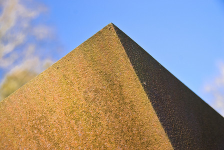 金金字石塑料蓝色艺术金子红色金属天空几何学金字塔背景图片