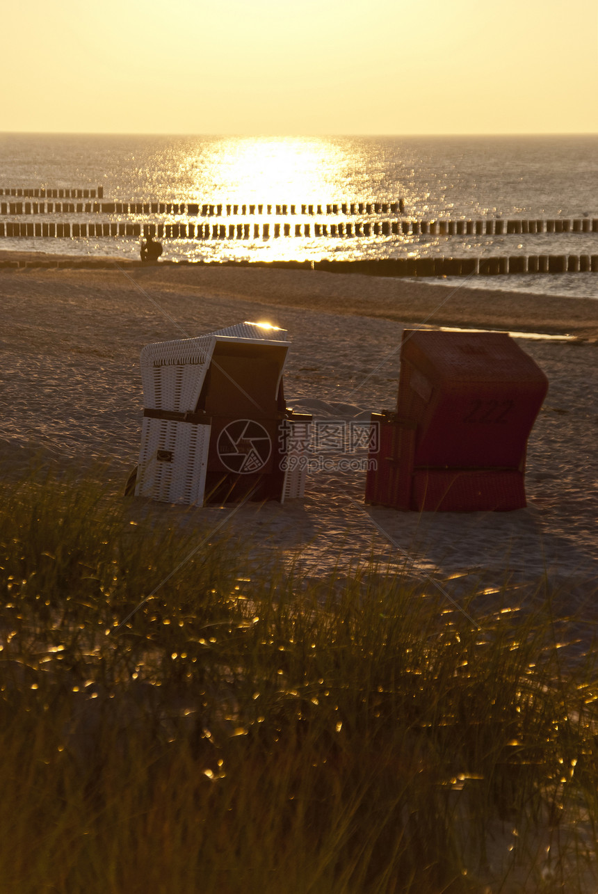 海滩椅子沙滩日落海岸线戏剧性水面两极海岸木头旅游牧歌图片
