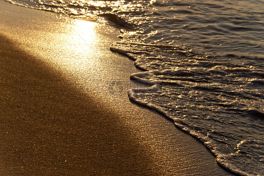 傍晚的海滩牧歌海岸线水面红色橙子镜像日落旅游支撑戏剧性图片