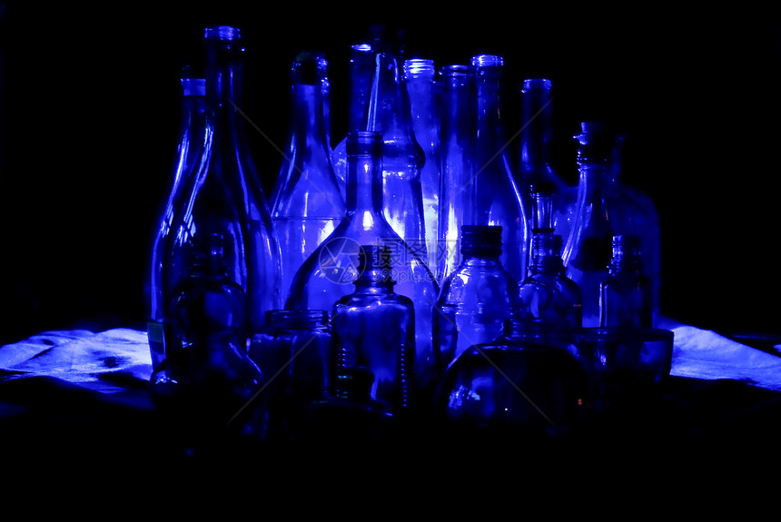 蓝瓶透明度玻璃水瓶船只静物饮料血管瓶子小瓶钴蓝色图片