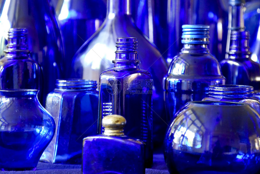 蓝瓶船只水瓶玻璃花瓶透明度小瓶眼镜静物瓶子饮料图片