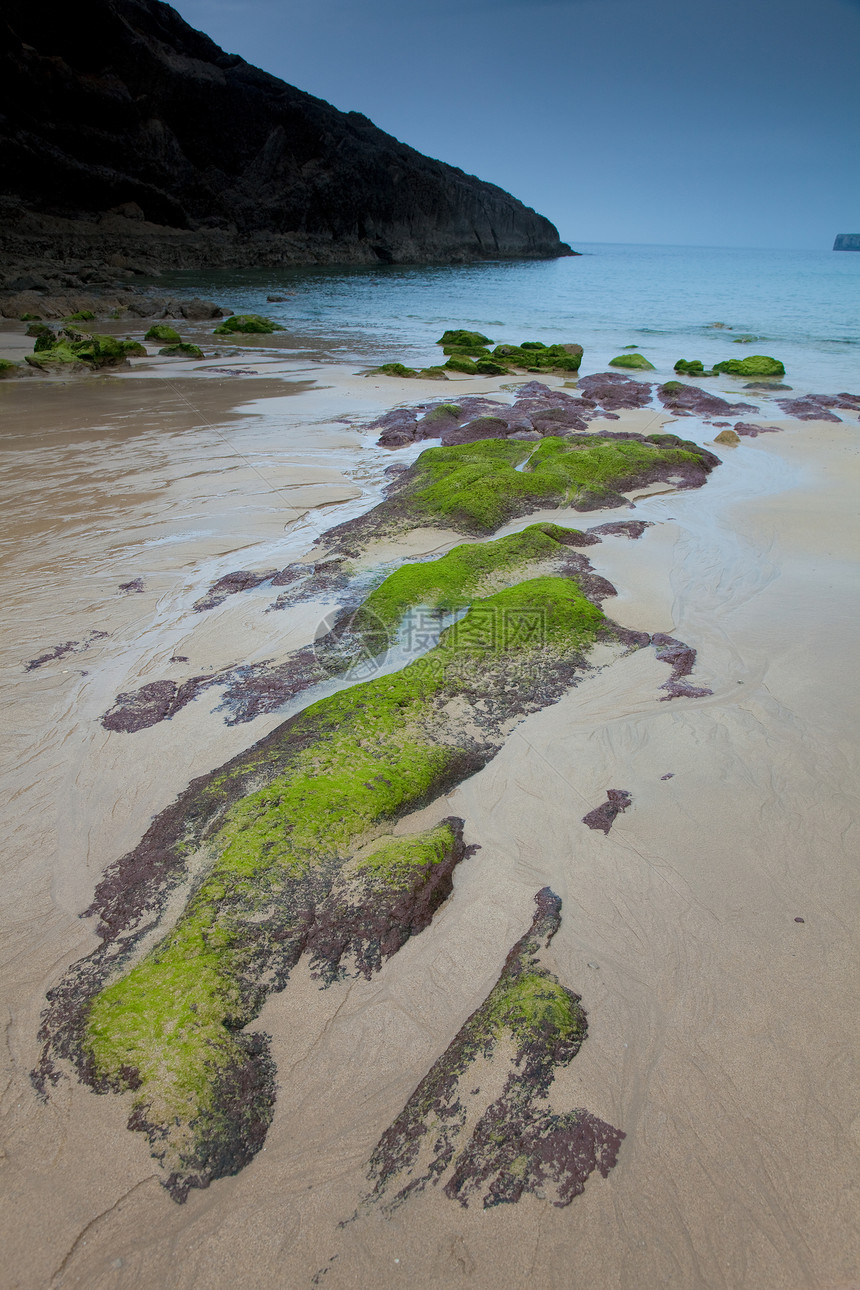 西班牙阿斯图利亚斯 阿斯图里亚斯 Llanes海滩公国海岸岩石绿色海洋图片