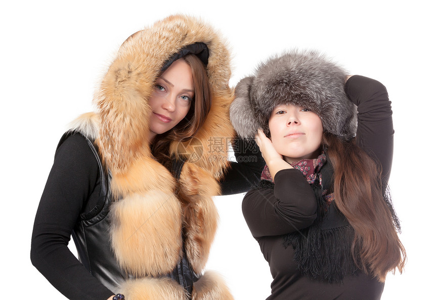 两名身穿冬季服装的有魅力妇女工作室黑发衣服夹克女性青年女士天气毛皮季节图片