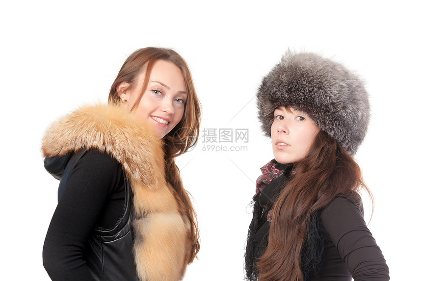 两名身穿冬季服装的有魅力妇女季节青年帽子夹克黑发女性女士毛皮工作室衣服图片