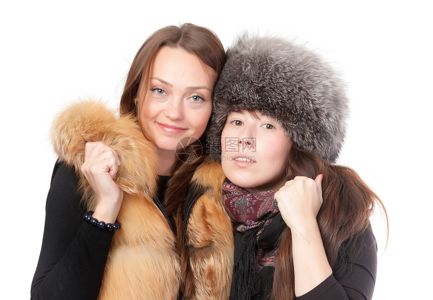 两名身穿冬季服装的有魅力妇女季节黑发青年女士夹克女性帽子衣服毛皮天气图片
