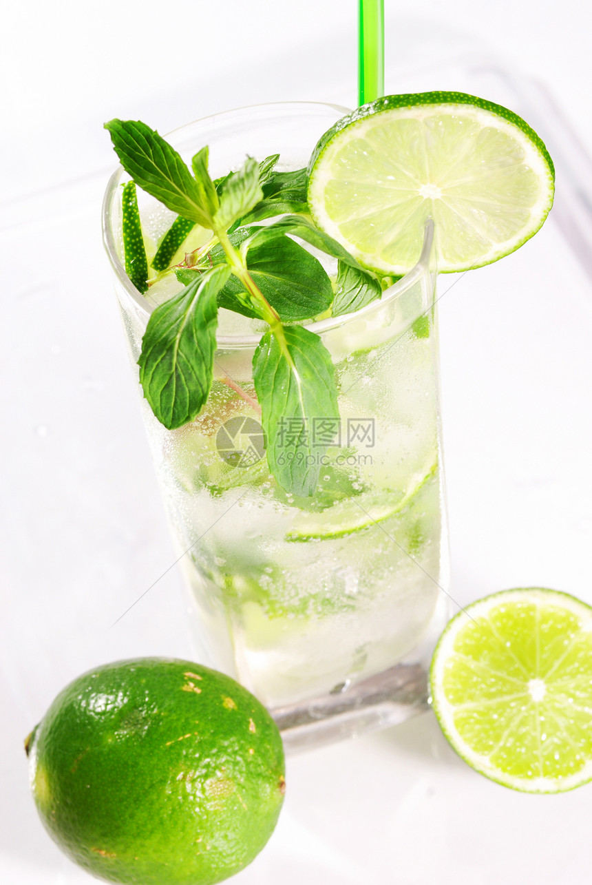 莫吉托鸡尾酒玻璃草本植物稻草苏打酒精食物糖浆热带派对柠檬图片