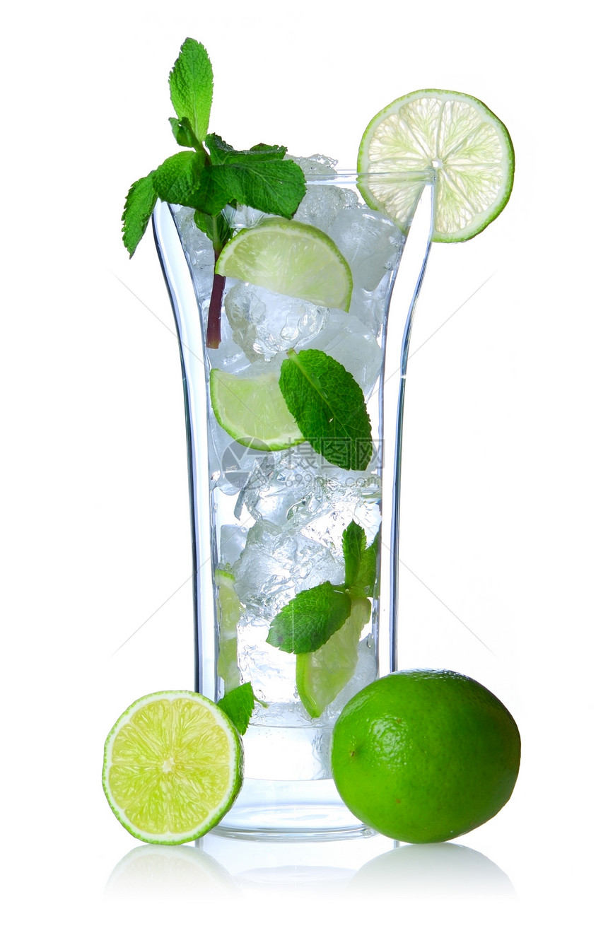莫吉托鸡尾酒柠檬糖浆果汁玻璃叶子苏打反射水果派对热带图片