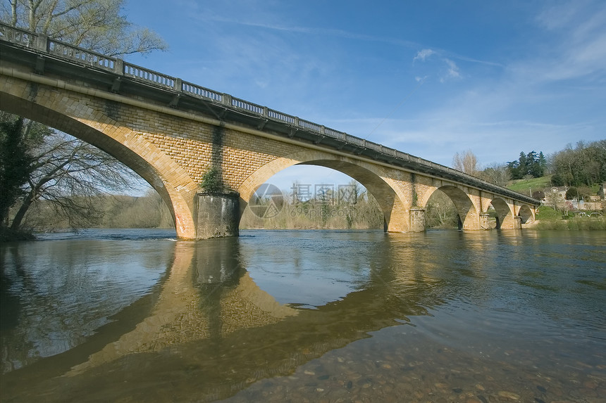 法国多多格纳河上桥图片