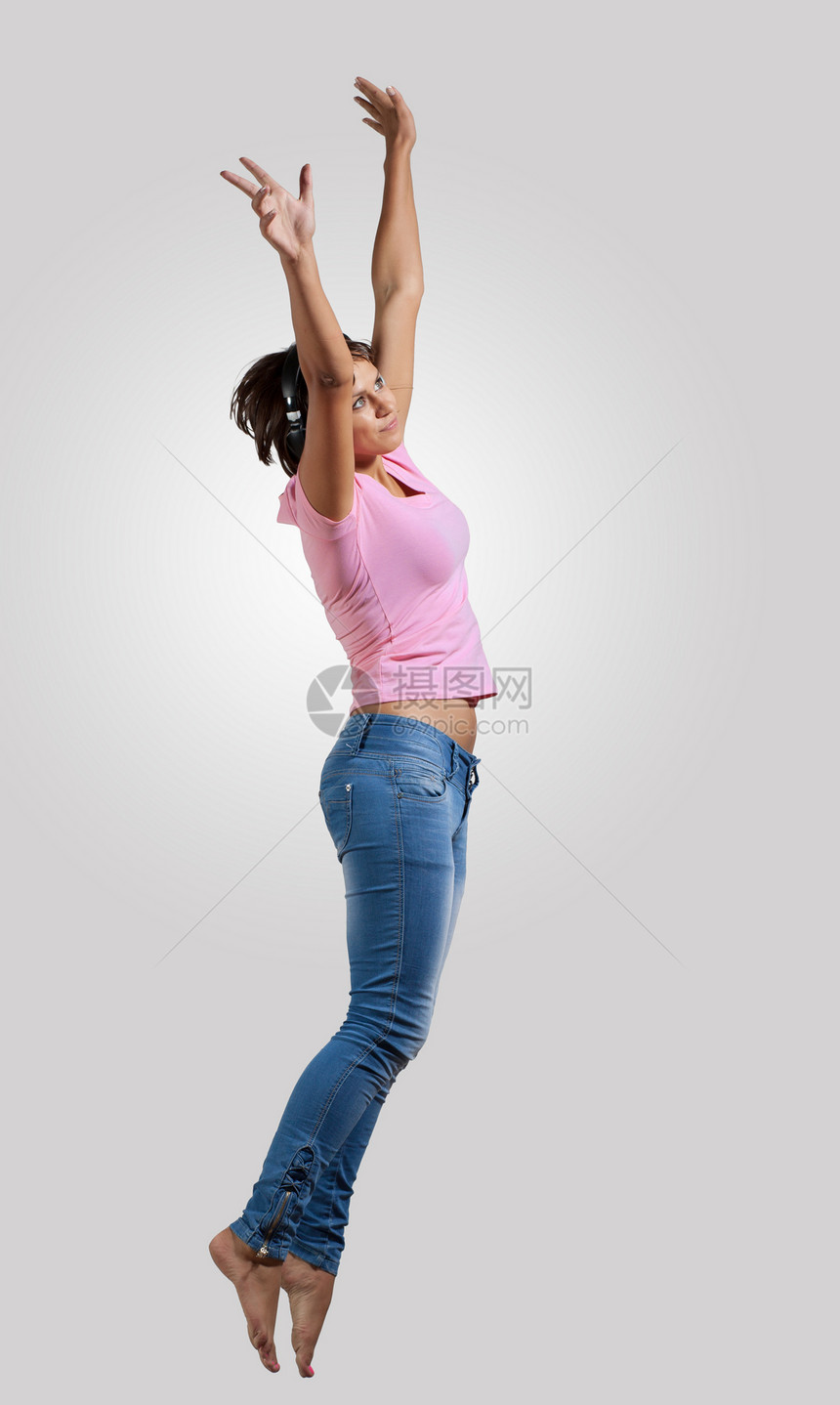 年轻女子跳舞跳跃成人健身房有氧运动运动女性音乐行动灵活性女士女孩图片