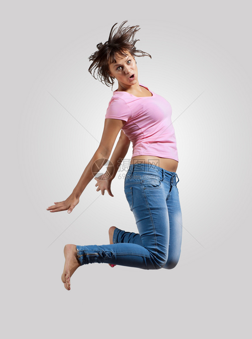 年轻妇女跳舞和跳跃成人舞蹈家女性艺术女孩工作室运动演员杂技健身房图片