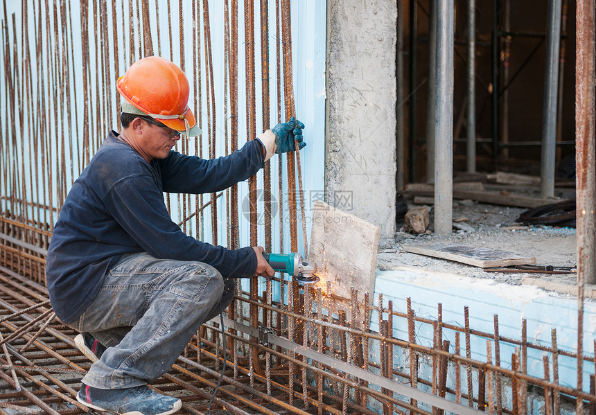 伐木钢棒的建筑工人图片