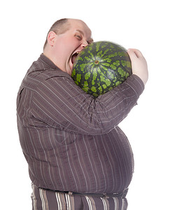 肥胖男人咬西瓜背景图片