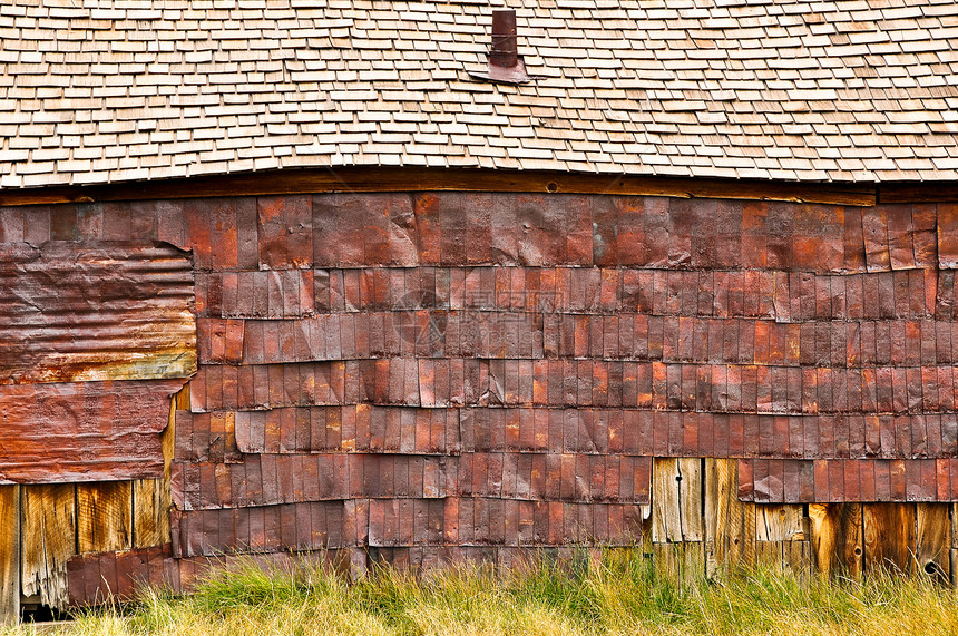 古老的 生锈屋顶和墙壁的木制谷仓图片