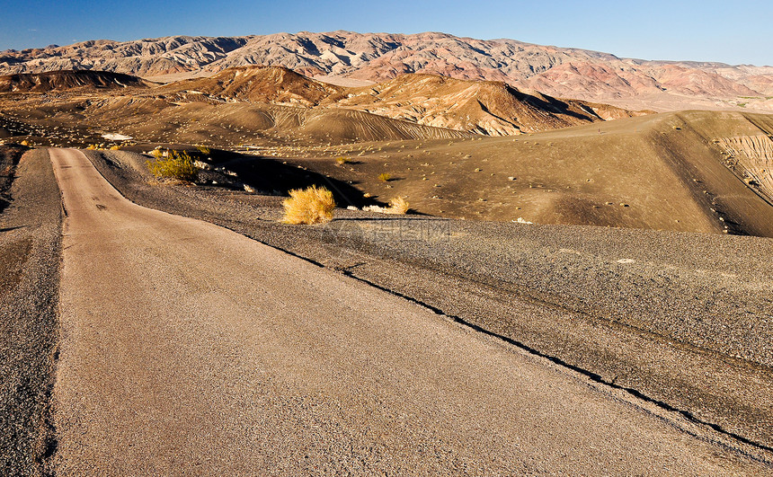 死亡山谷地貌和道路图片