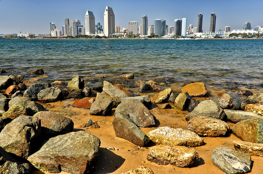 圣地亚哥市风景与岩石和地下水前景图片