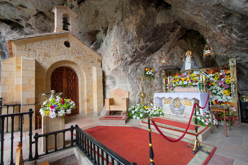 西班牙阿斯图里亚斯Covadonga维尔京牧师石头宗教花朵蜡烛校长披风岩石教堂图片