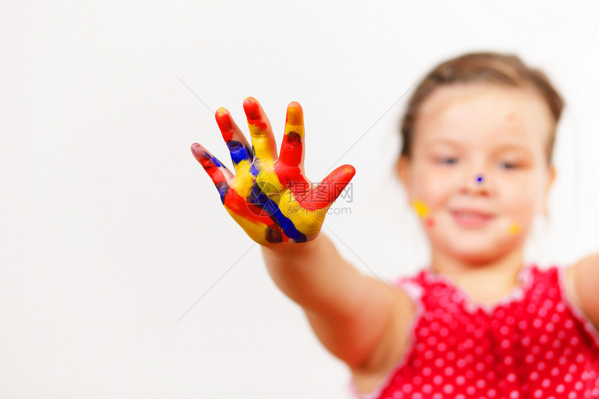 手上涂着油漆的幸福的孩子喜悦绘画艺术童年艺术品快乐乐趣画家工艺教育图片