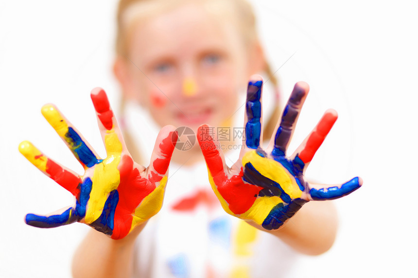 手上涂着油漆的幸福的孩子指纹艺术女孩手指绘画童年喜悦创造力快乐艺术品图片