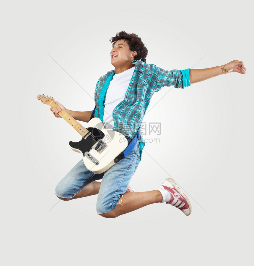 年轻人玩电吉他和跳跳乐队行动艺术家电气音乐空气岩石享受舞蹈自由图片