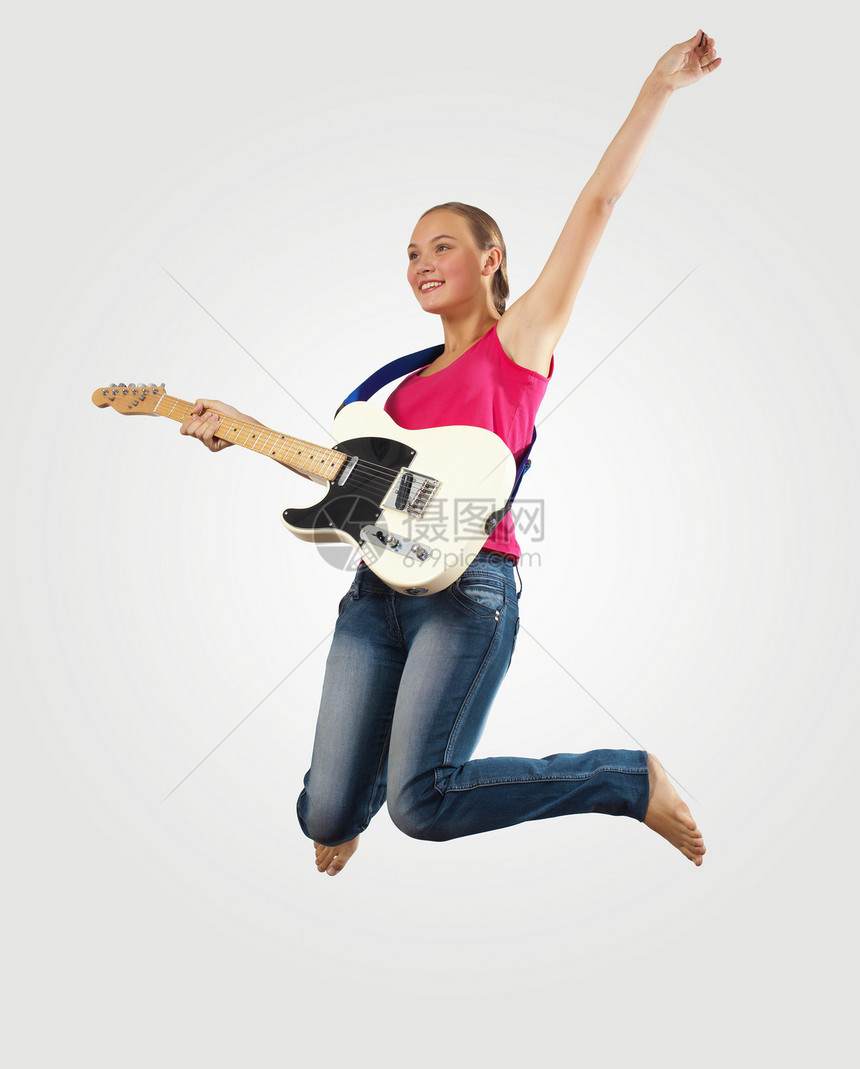 女青年玩电吉他和跳跳女士舞蹈牛仔裤乐队活力跳跃摇杆享受旋律蓝调图片