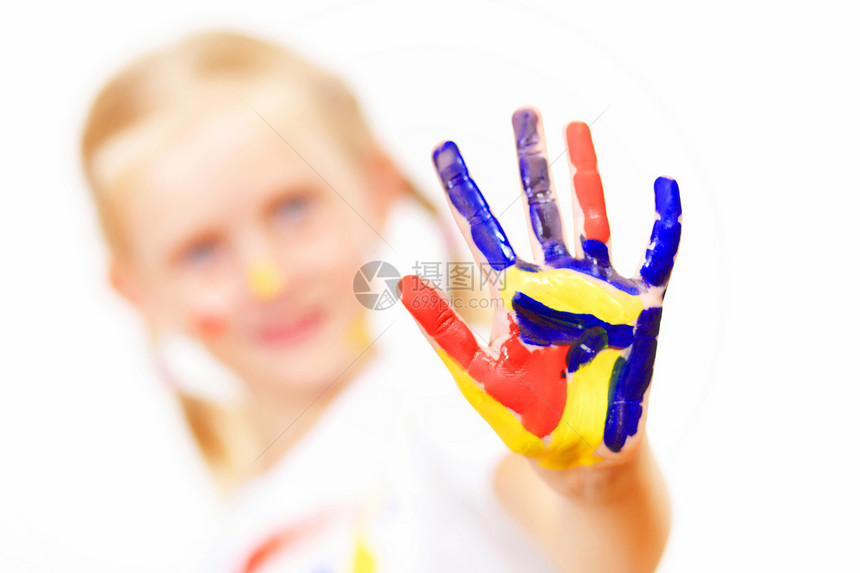 手上涂着油漆的幸福的孩子乐趣绘画工艺手指身份创造力幼儿园喜悦艺术画家图片