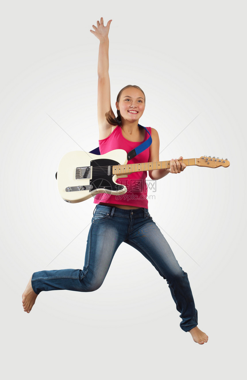 女青年玩电吉他和跳跳活力流行音乐蓝调乐趣空气男生享受电气低音旋律图片