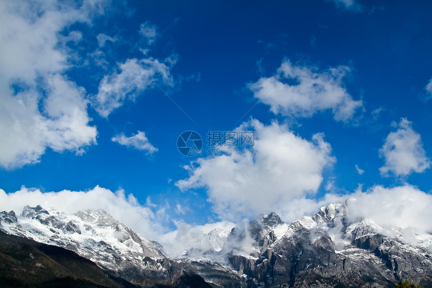 美丽的雪山岩石滑雪娱乐风险山脉爬坡假期石头远足阳光图片