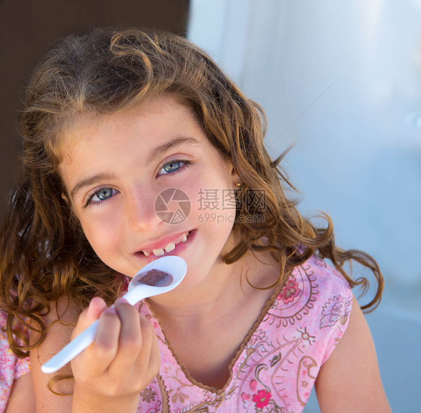 蓝眼睛的小女孩女孩 吃早餐汤匙幸福快乐小吃勺子营养孩子童年假期甜点食物图片