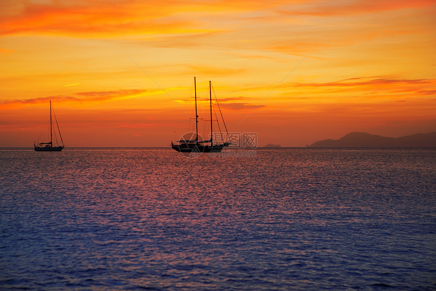 Ibiza 视图从前台的色彩多彩的日落旅行天空景点地标涟漪海洋假期蓝色胰岛帆船图片