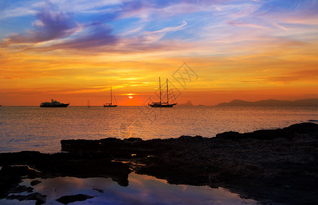 巴利阿里阿罗Ibiza 视图从前台的色彩多彩的日落旅游胰岛天空海洋海滩假期涟漪地标橙子旅行背景