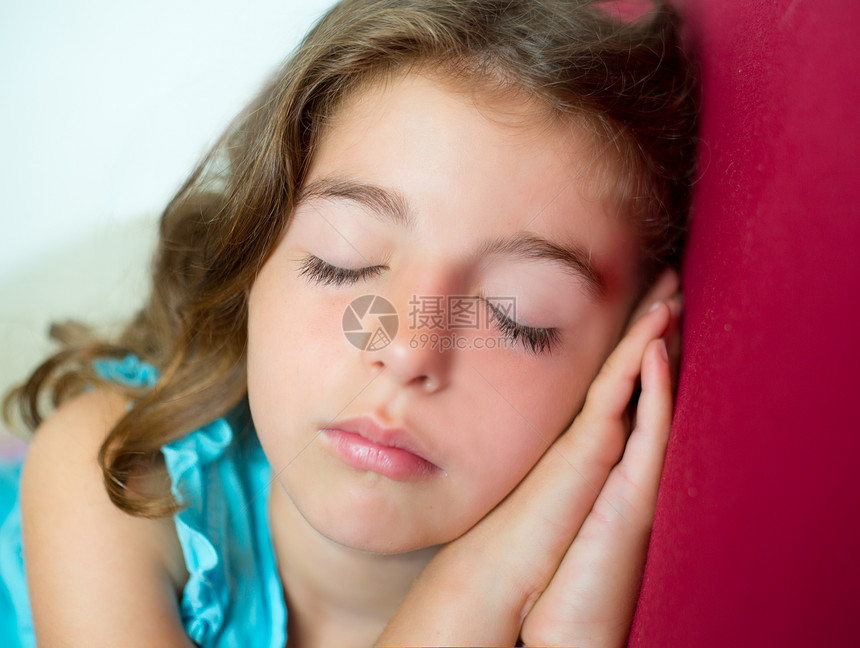 美丽的黑褐色美女女孩一起睡的手图片