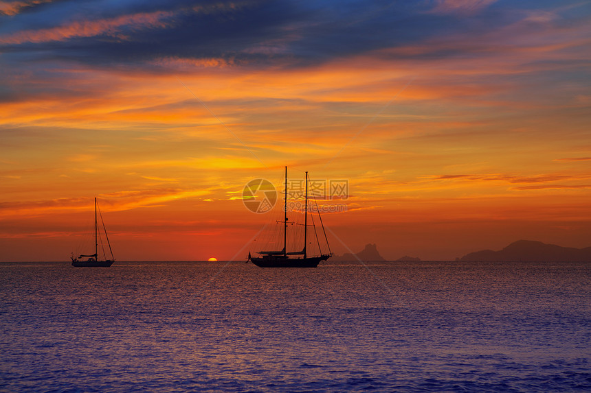 Ibiza 视图从前台的色彩多彩的日落海洋橙子涟漪景点天空支撑太阳蓝色旅游帆船图片