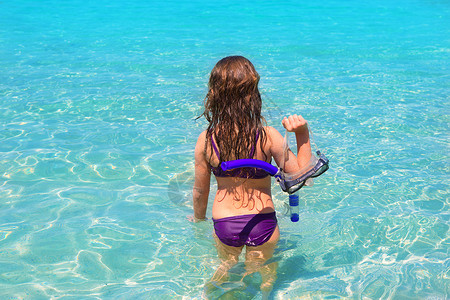 在伊比萨的海滨 成年后女孩子们风镜孩子们休息童年游客呼吸管女孩幸福孩子热带背景图片