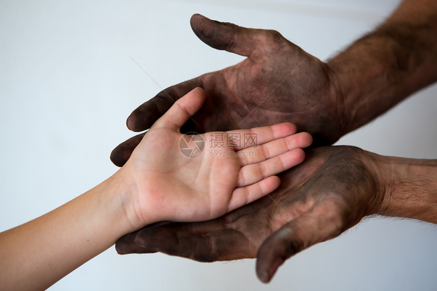 黑黑脏人的手握着孩子干净的手父母希望父亲皮肤儿子女儿帮助爸爸身体男人图片