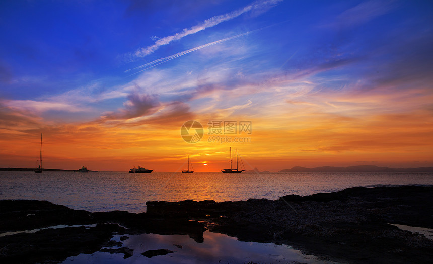 Ibiza 视图从前台的色彩多彩的日落旅行橙子太阳支撑海滩涟漪海洋旅游假期胰岛图片