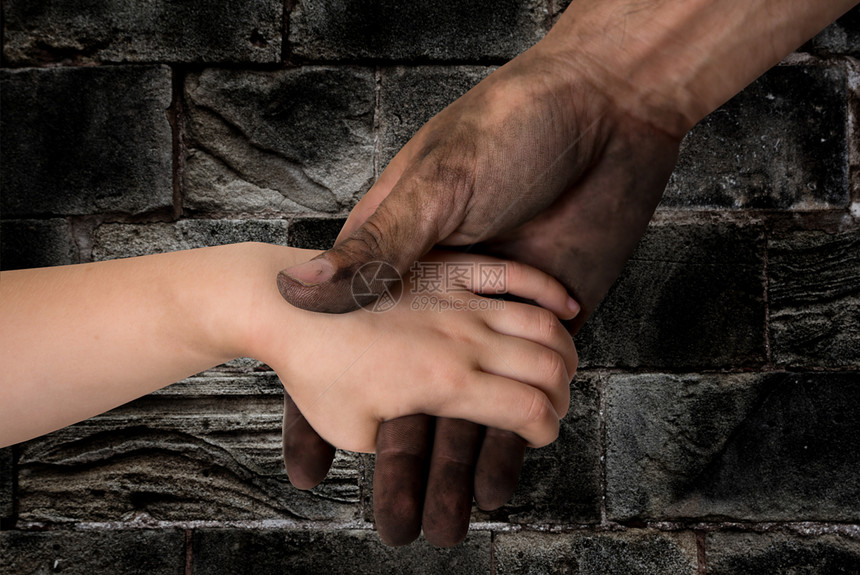 黑黑脏人的手握着孩子干净的手孩子们婴儿皮肤男性帮助身体女孩童年家庭爸爸图片