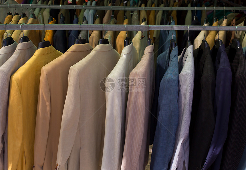 衣架内排行的多彩色男性西装棉布衣服服饰纺织品男人市场陈列柜织物团体戏服图片