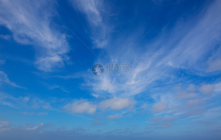 蓝天 有云彩背景地平线气氛天堂场景太阳气候蓝色水分阳光云景图片