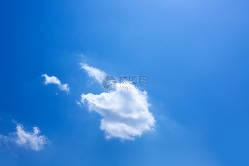 蓝色的天空 只有一个积雪阳光环境太阳云景编队水分地平线晴天气氛场景图片