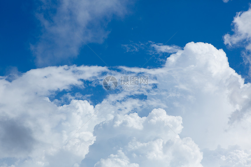 蓝色背景的完美天空积积场景天蓝色季节云景天气水分太阳天堂气候气氛图片