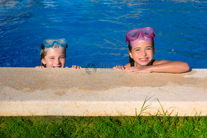 蓝泳池游泳池边的蓝眼睛女孩微笑游泳衣孩子们闲暇运动家庭幸福瓷砖女孩们水池女性图片