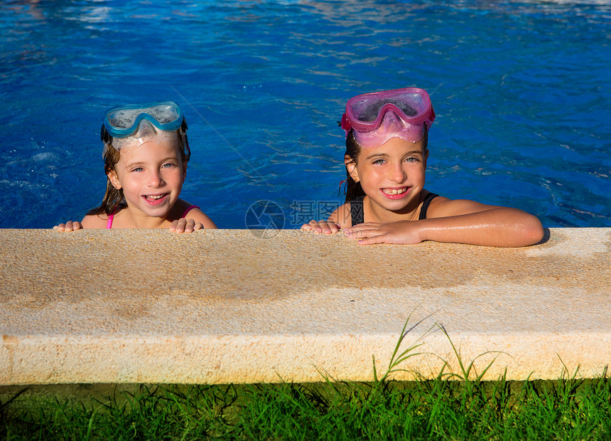 蓝泳池游泳池边的蓝眼睛女孩微笑呼吸管童年眼镜瓷砖太阳幸福孩子风镜朋友们喜悦图片