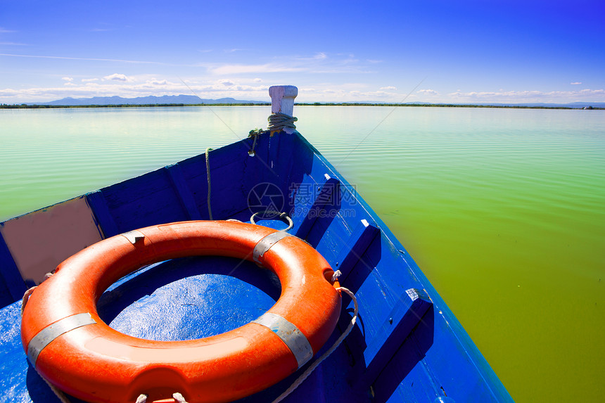 蓝船在巴伦西亚Albufera湖航行蓝色反射港口码头湿地闲暇太阳独木舟渠道木头图片