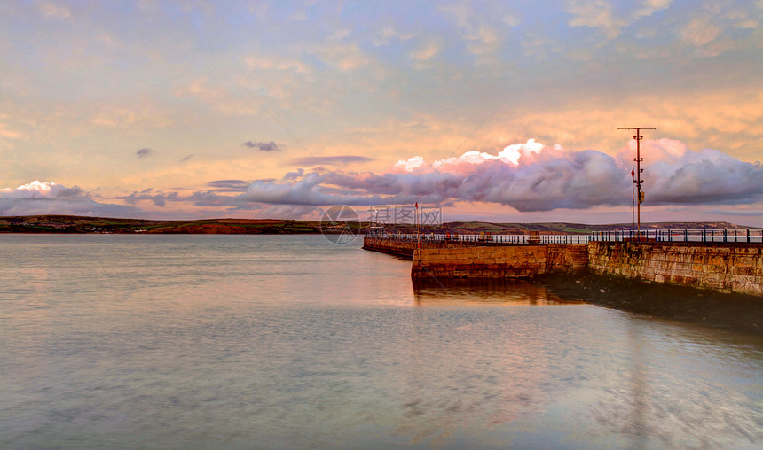 威茅斯港 英格兰码头旅行多云天空太阳反射支撑海洋港口蓝色图片