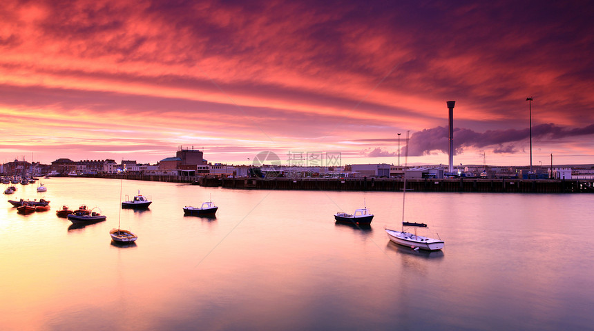 英国日落威茅斯港地平线太阳蓝色橙子支撑天空日落日出海景帆船图片